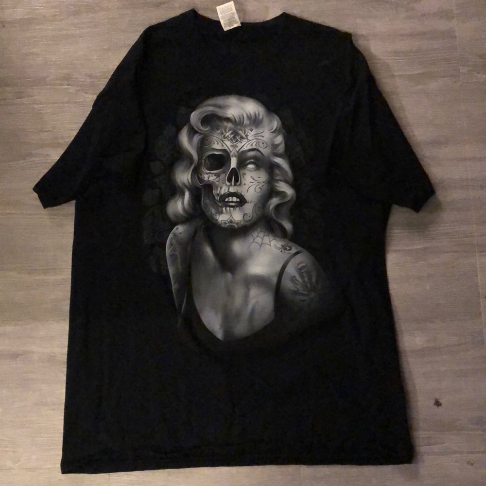 Men’s size XL Marylyn Monroe skull graphic T-shirt